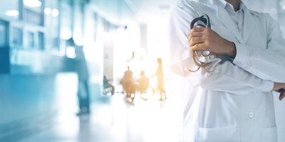 Captiva erwirbt zwei weitere Gesundheitsimmobilien in Köln und Rostock für rund 20 Mio. Euro Presse_Arzt_mit_Stethoskop_iStock-1023224308.jpg